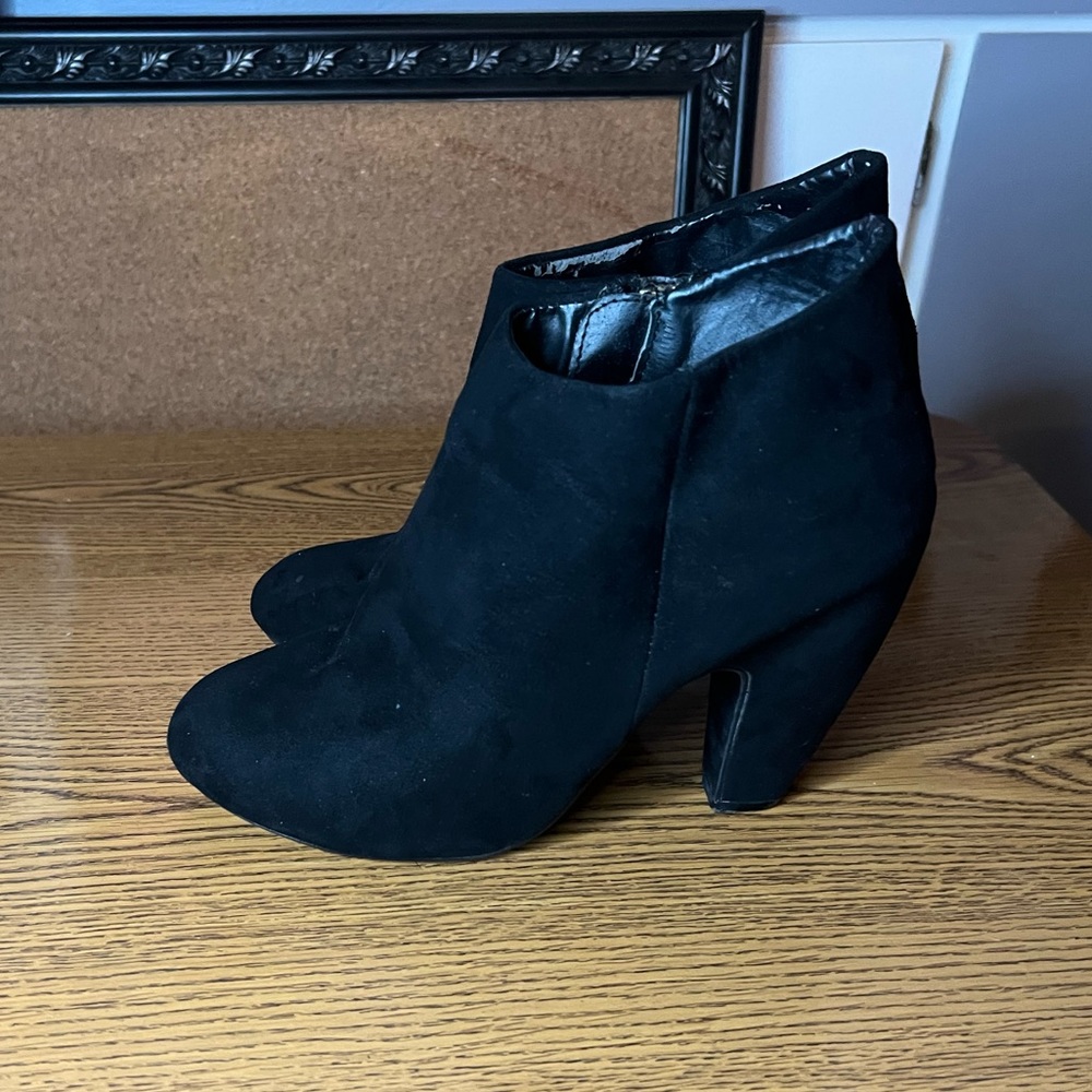 Mossimo (6.5) black heeled booties